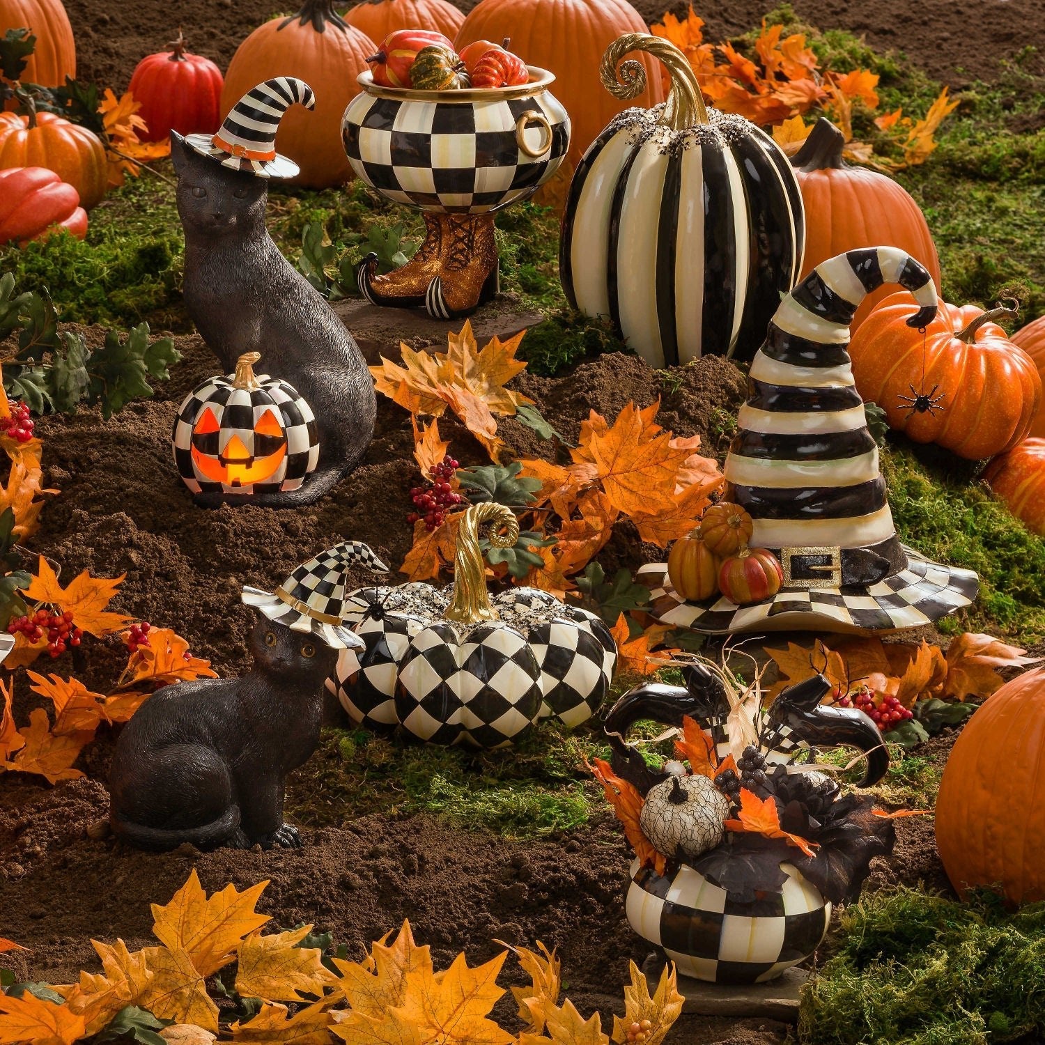 Halloweenská dekorace Černá kočka s čarodějnickým kloboukem Courtly Check a třpytivým pavoukem od MacKenzie-Childs, polyresin, Waterfall Bathrooms.
