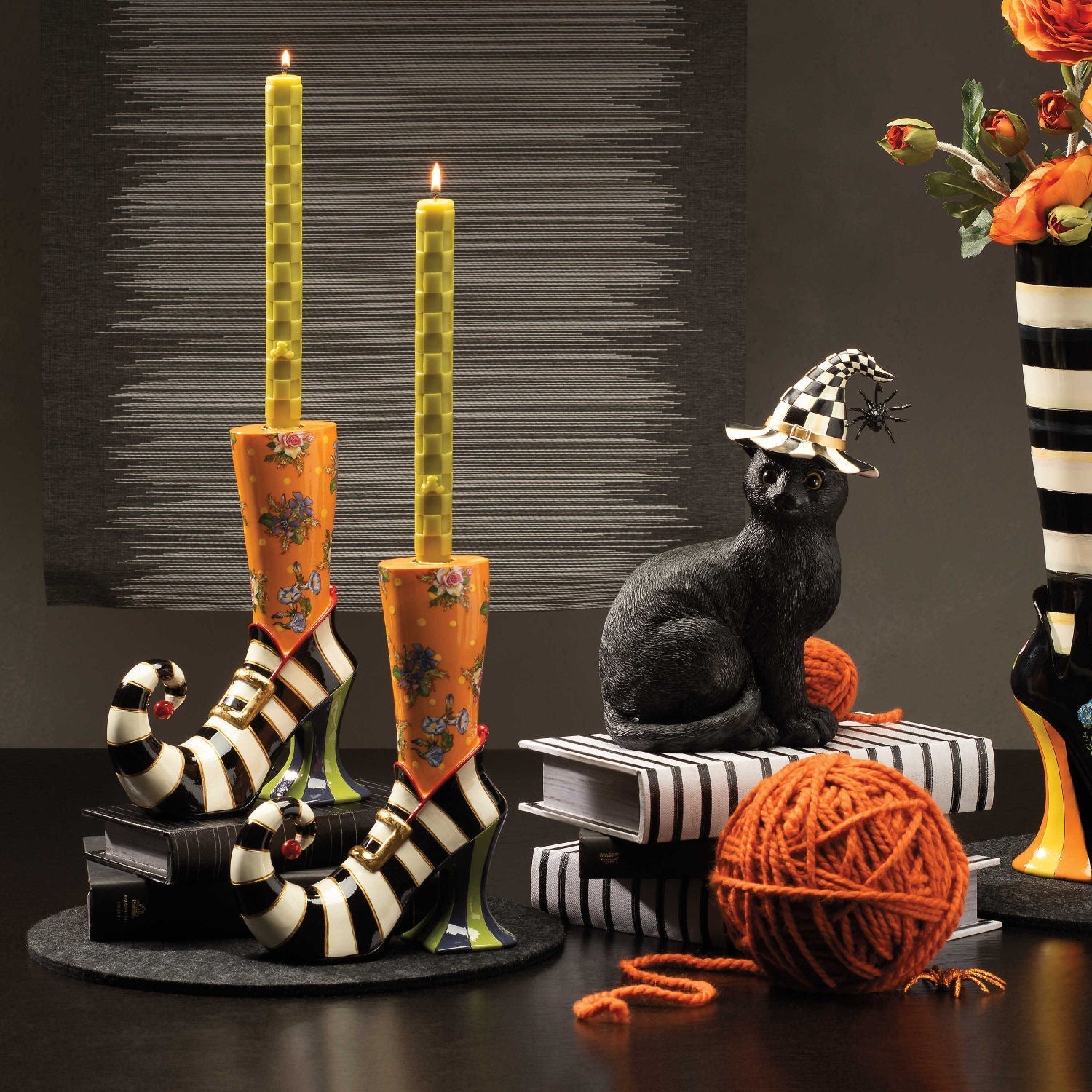 Halloweenská dekorace Černá kočka s čarodějnickým kloboukem Courtly Check a třpytivým pavoukem od MacKenzie-Childs, polyresin, Waterfall Bathrooms.
