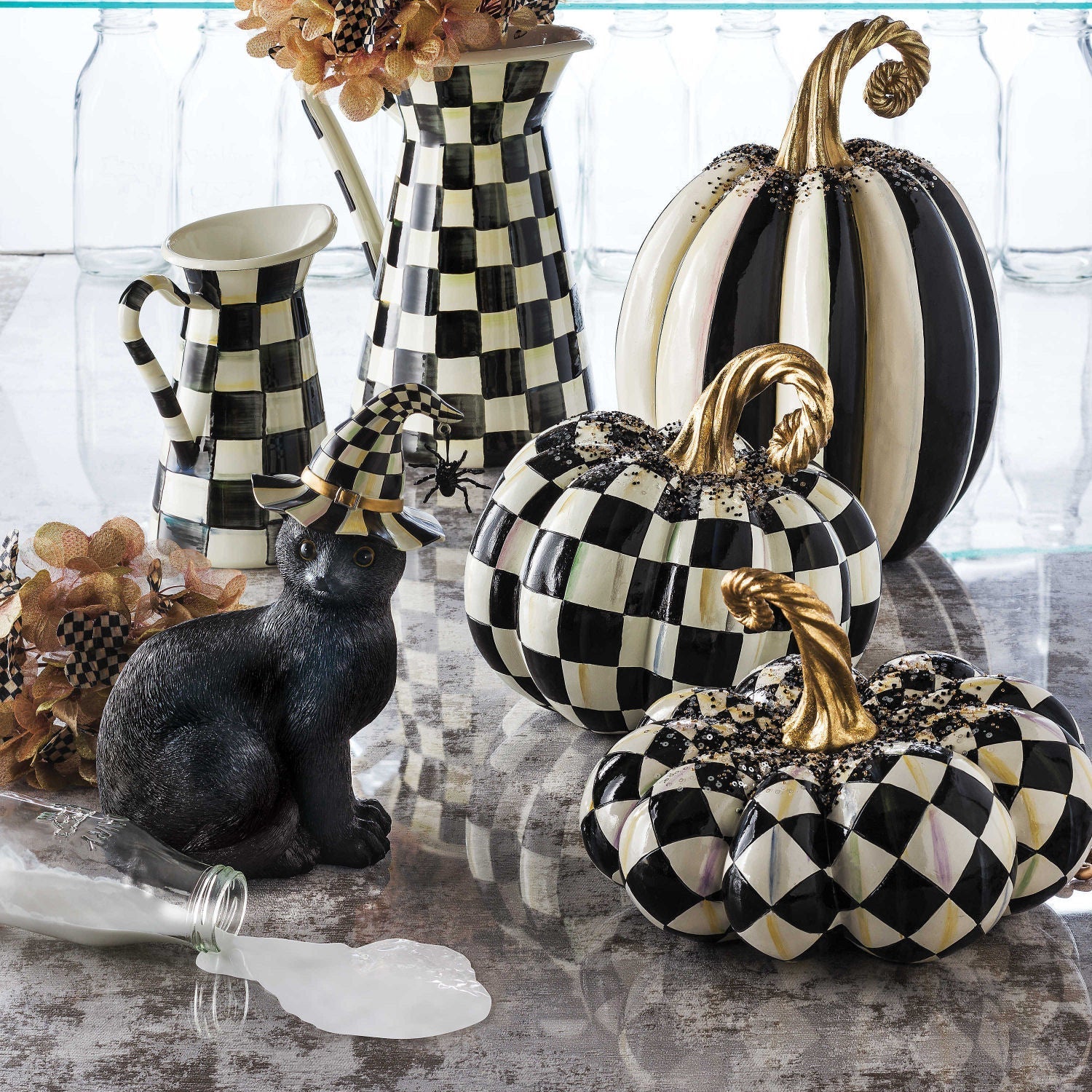 Halloweenská dekorace Černá kočka s čarodějnickým kloboukem Courtly Check a třpytivým pavoukem od MacKenzie-Childs, polyresin, Waterfall Bathrooms.
