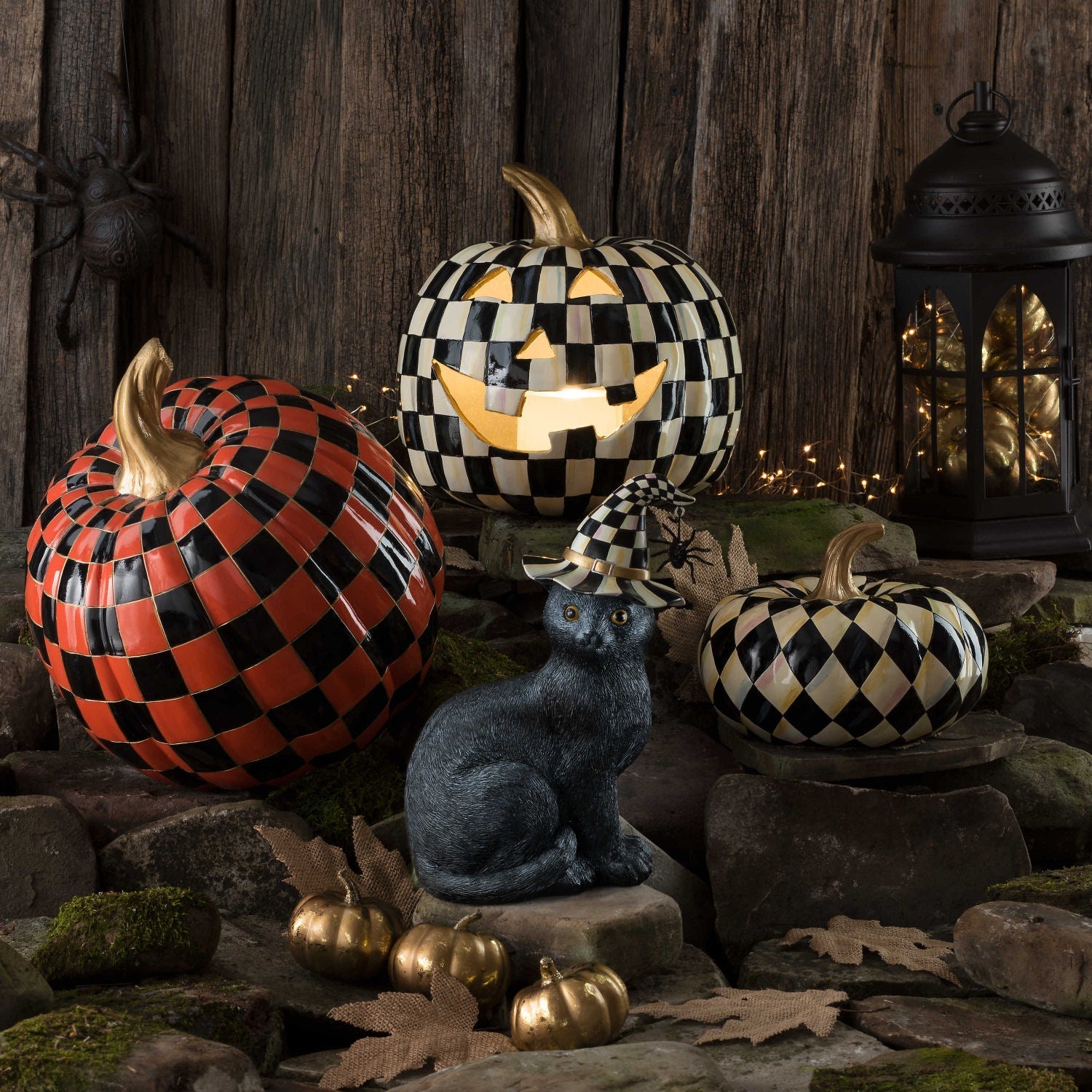 Halloweenská dekorace Černá kočka s čarodějnickým kloboukem Courtly Check a třpytivým pavoukem od MacKenzie-Childs, polyresin, Waterfall Bathrooms.
