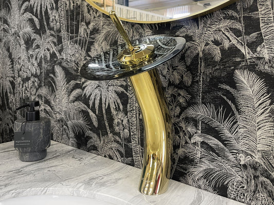 Luxusní černo-zlatá umyvadlová baterie na desku se stříbrným motivem listu ve skleněném disku Waterfall Bathrooms