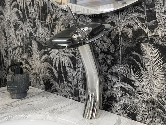 Luxusní chromová umyvadlová baterie na desku s černým broušeným skleněným diskem Waterfall Bathrooms