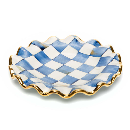 Luxusní dezertní talíř Royal Check Blue od MacKenzie-Childs, keramika, ručně malovaný vzor, zlatý lesk, Waterfall Bathrooms.

