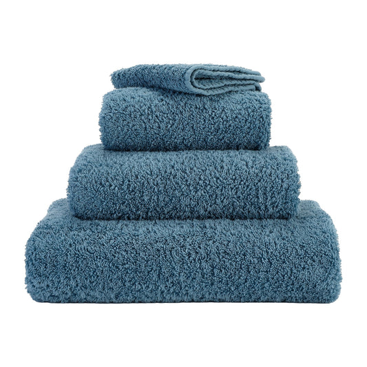 Luxusní břidlicově modrý froté ručník s vysokou gramáží Super Pile Abyss Habidecor Waterfall Bathrooms