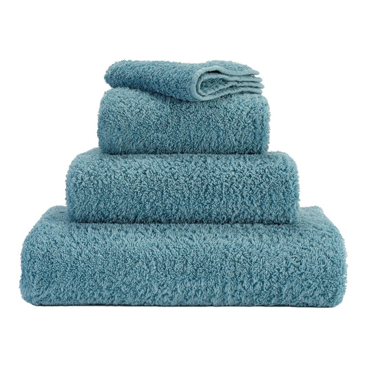 Luxusní sytě modrý froté ručník s vysokou gramáží Super Pile Abyss Habidecor Waterfall Bathrooms