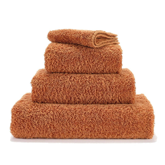 Luxusní ručník z egyptské bavlny v hřejivém karamelovém odstínu Caramel Super Pile Abyss & Habidecor Waterfall Bathrooms