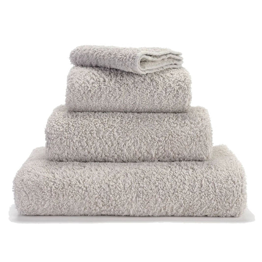 Luxusní ručník z egyptské bavlny ve velmi světlém odstínu oblačné šedi Cloud Super Pile Abyss & Habidecor Waterfall Bathrooms