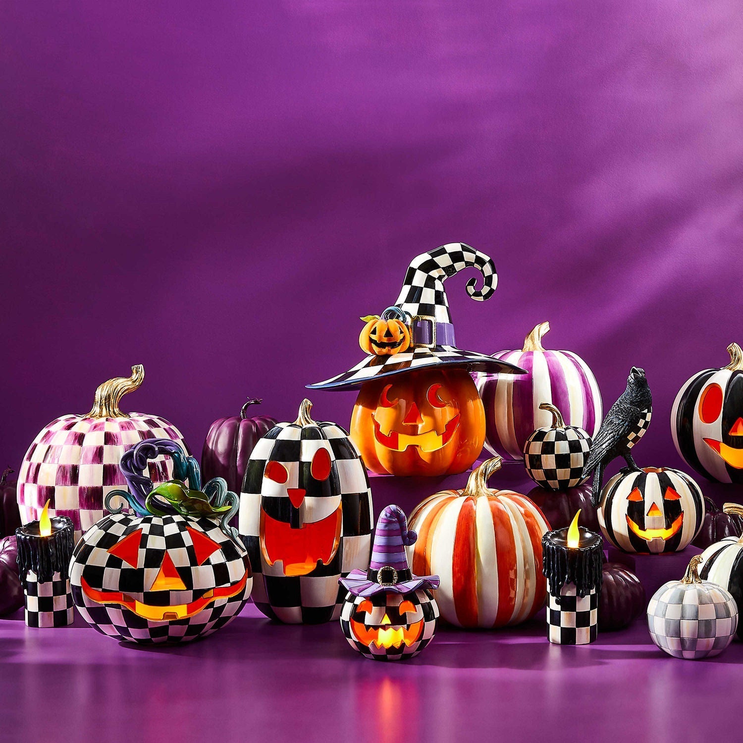 Halloweenská dekorace Čarodějnická dýně Happy Jack od MacKenzie-Childs, pryskyřice, čarodějnický klobouk Courtly Check s oranžovou dýní, blikající LED světlo na baterie, Waterfall Bathrooms.
