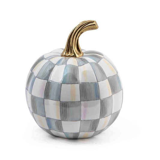 Mini halloweenská dýně Sterling Check od MacKenzie-Childs, pryskyřice, šedé šachovnice, stonek se zlatým listem, Waterfall Bathrooms.

