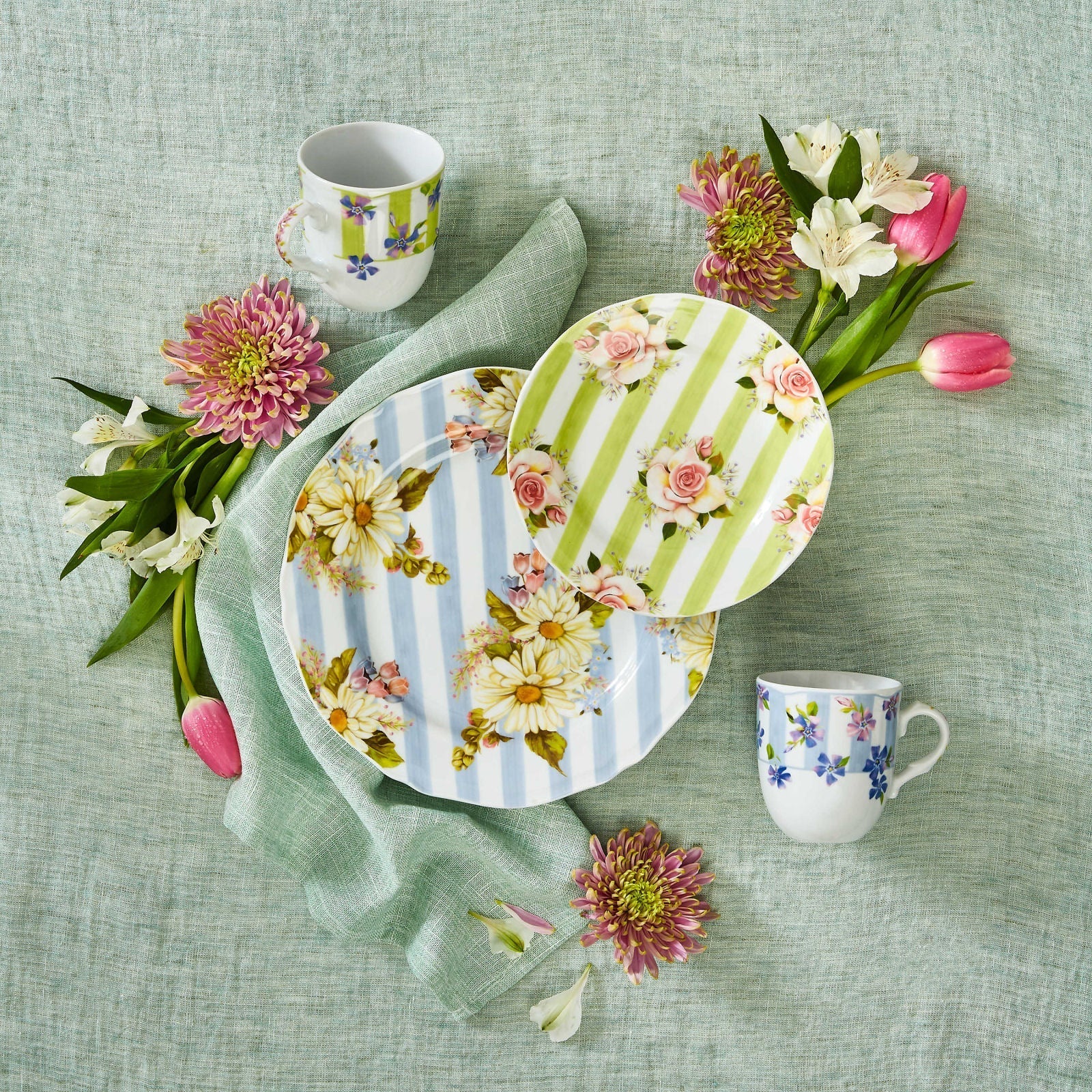 Modrý porcelánový talíř "Wildflowers" od MacKenzie-Childs, ručně malované květy, luxusní design, Waterfall Bathrooms.