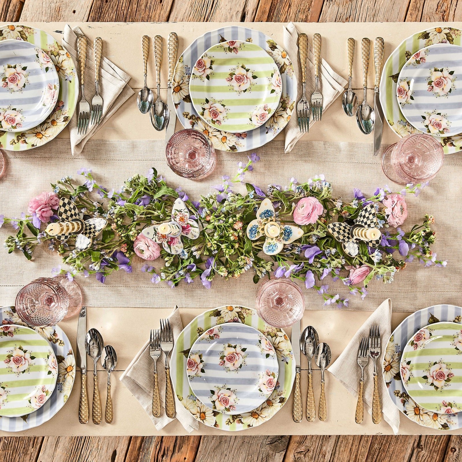Modrý porcelánový talíř "Wildflowers" od MacKenzie-Childs, ručně malované květy, luxusní design, Waterfall Bathrooms.