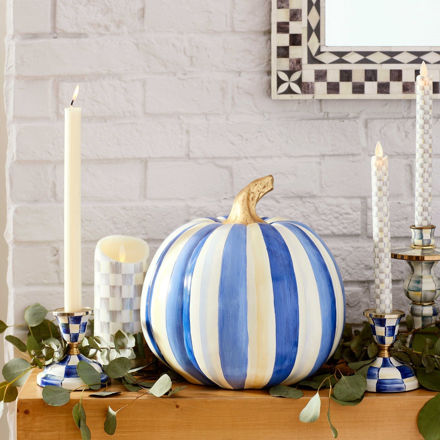 Střední dýně Royal Stripe (Halloweenská dekorace) od MacKenzie-Childs, ručně malovaná, modro-bílý pruhovaný vzor Royal Stripe, stonek se zlatým listem, Waterfall Bathrooms.
