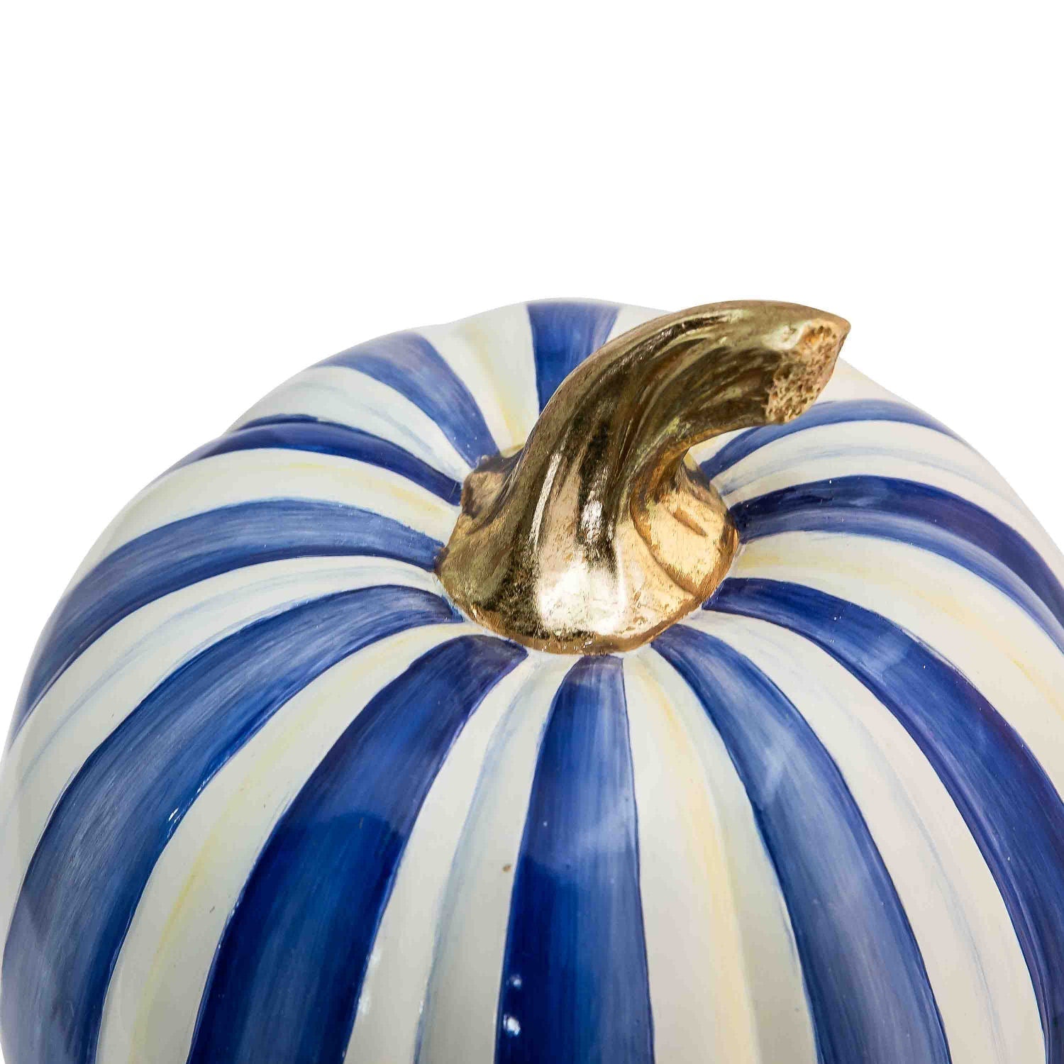 Střední dýně Royal Stripe (Halloweenská dekorace) od MacKenzie-Childs, ručně malovaná, modro-bílý pruhovaný vzor Royal Stripe, stonek se zlatým listem, Waterfall Bathrooms.
