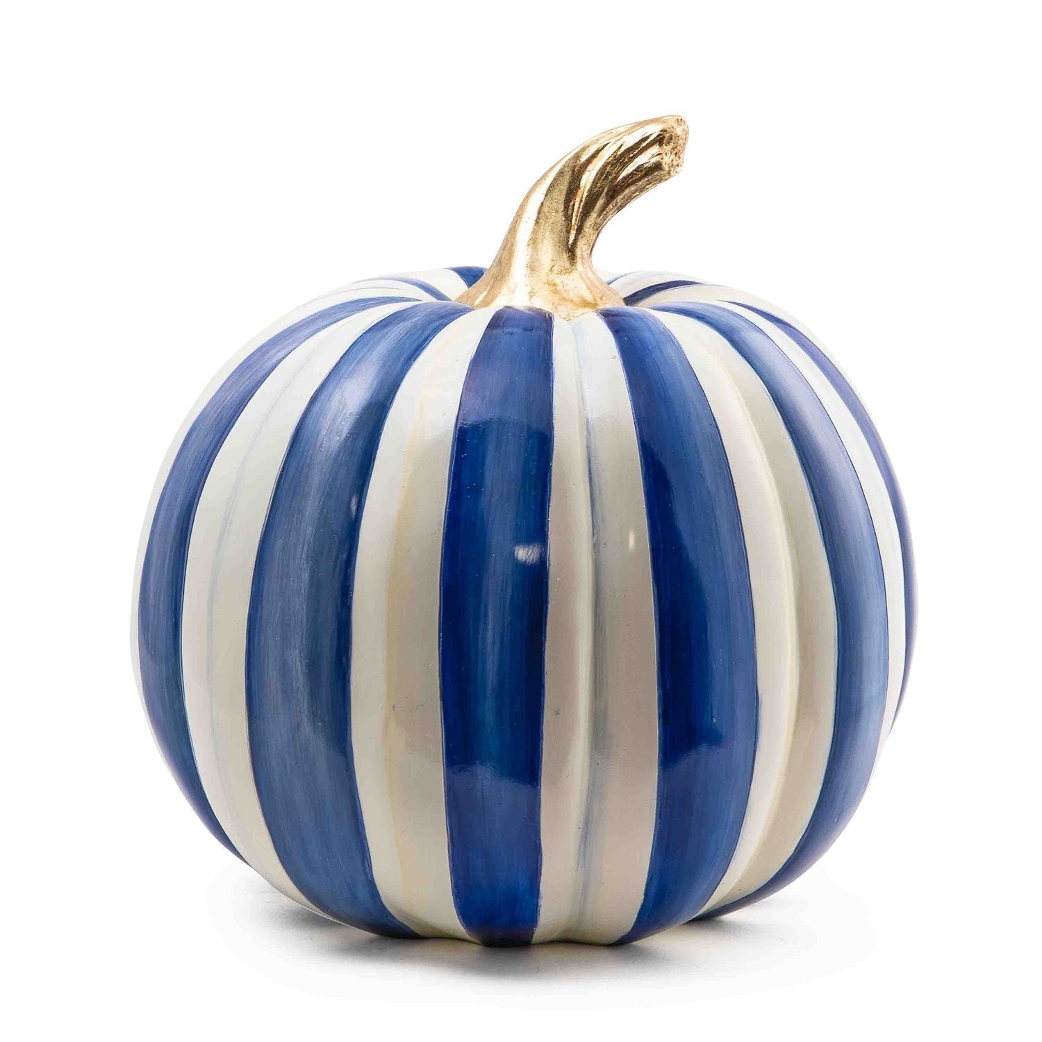 Střední dýně Royal Stripe (Halloweenská dekorace) od MacKenzie-Childs, ručně malovaná, modro-bílý pruhovaný vzor Royal Stripe, stonek se zlatým listem, Waterfall Bathrooms.
