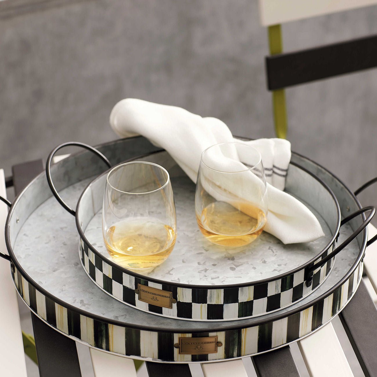 Sada dvou servírovacích táců Spectator Galvanized od MacKenzie-Childs, pozinkovaný kov, jemné vzory, Waterfall Bathrooms.
