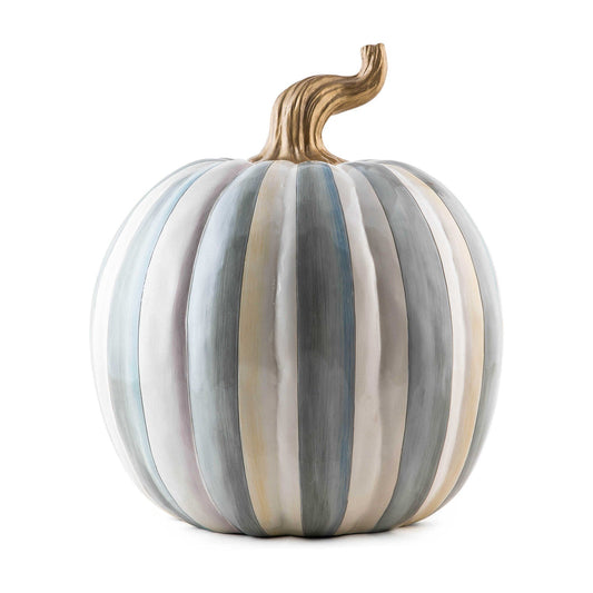 Střední halloweenská dýně Sterling Stripe od MacKenzie-Childs, pryskyřice, šedé pruhy, stonek se zlatým listem, Waterfall Bathrooms.
