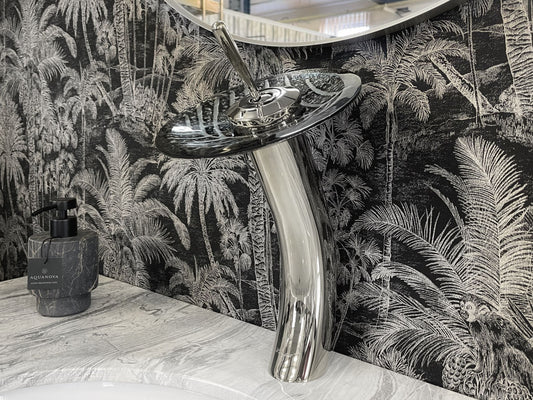 Luxusní celostříbrná chromová umyvadlová baterie na desku se stříbrným motivem listu ve skleněném disku Waterfall Bathrooms