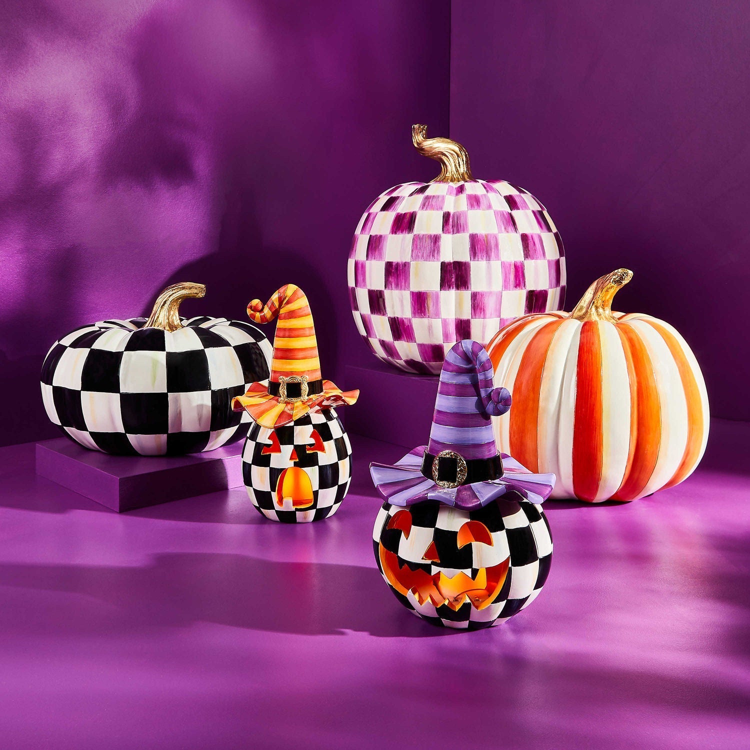 Svítící halloweenská dýně Happy Jack s fialovým kloboukem od MacKenzie-Childs, pryskyřice, černobílý šachovnicový vzor Courtly Check, LED světlo na baterie, Waterfall Bathrooms.
