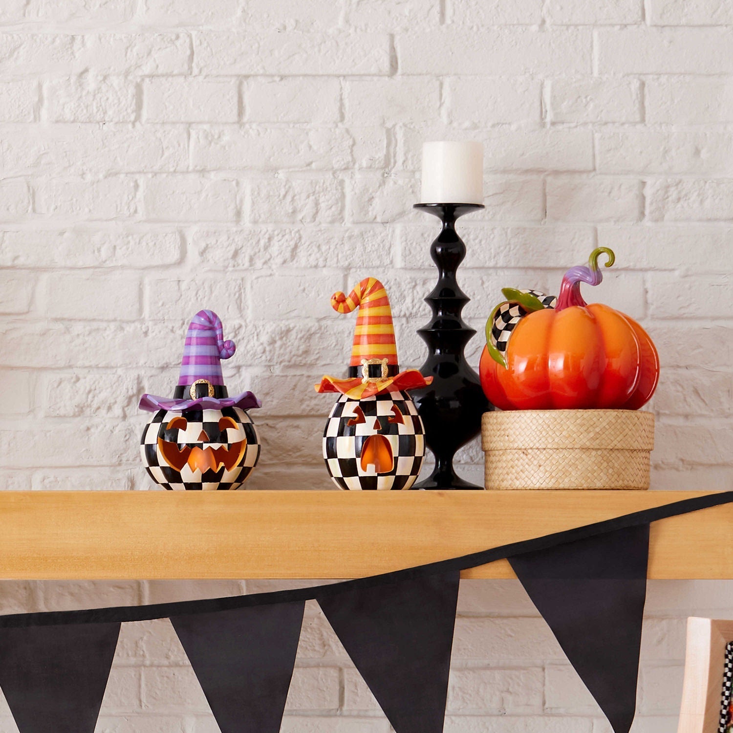 Svítící halloweenská dýně Happy Jack s fialovým kloboukem od MacKenzie-Childs, pryskyřice, černobílý šachovnicový vzor Courtly Check, LED světlo na baterie, Waterfall Bathrooms.
