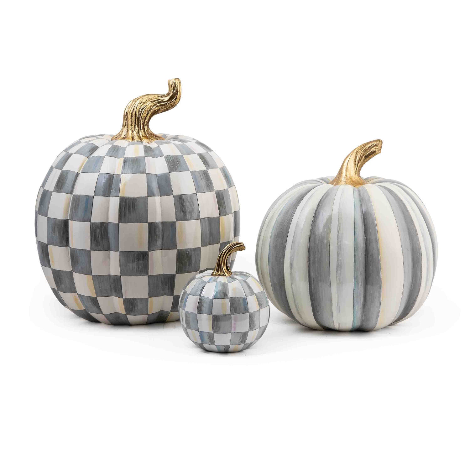 Velká halloweenská dýně Sterling Check od MacKenzie-Childs, pryskyřice, šedé šachovnice, stonek se zlatým listem, Waterfall Bathrooms.

