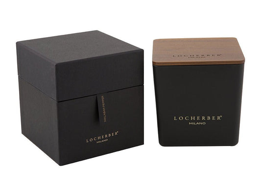 Vonná svíčka Malabar Pepper od Locherber Milano s víčkem z Amerického ořechu, vůně bergamot, jasmín a ebenové dřevo, Waterfall Bathrooms.