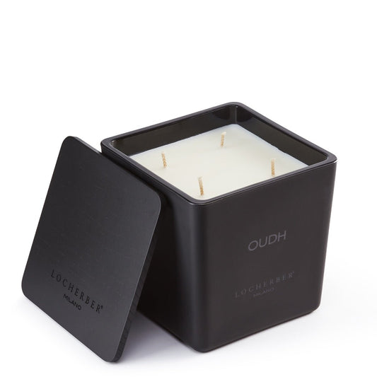 Vonná svíčka Oudh (1600 g) od Locherber Milano s víčkem z kanaletového ořechu, vůně agarové dřevo, fialka, káva a ambra, Waterfall Bathrooms.
