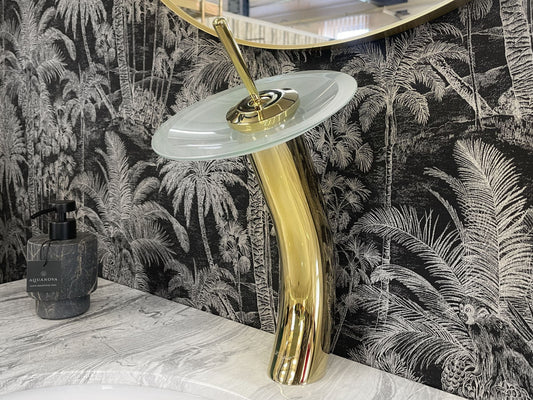 Luxusní zlatá umyvadlová baterie na desku s bílým skleněným diskem Waterfall Bathrooms
