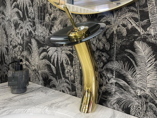 Luxusní zlatá umyvadlová baterie na desku s černým broušeným skleněným diskem Waterfall Bathrooms