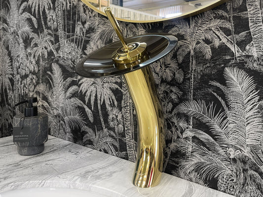 Luxusní zlatá umyvadlová baterie na desku s hnědým broušeným skleněným diskem Waterfall Bathrooms